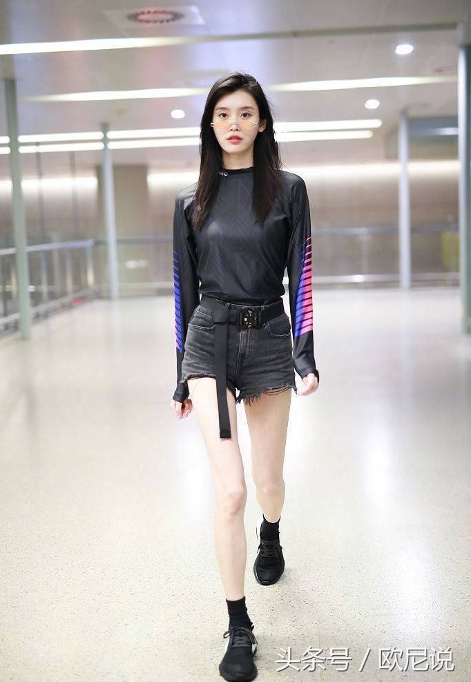 奚梦瑶机场狂秀S腰、大长腿，网友:我要有这样的身材我也天天秀