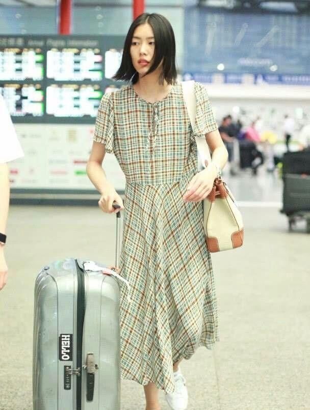 刘雯才是真的衣架子，别人穿起来显肚子的裙子，她穿上有蚂蚁腰!