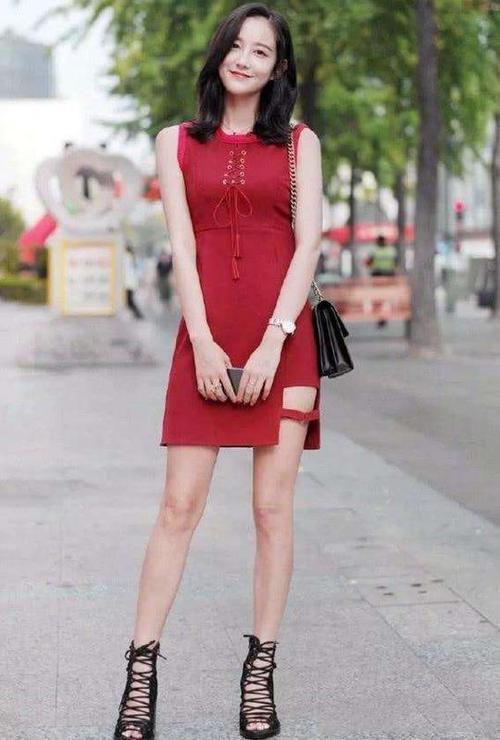 街拍小姐姐: 抹胸短裙衬托迷人身姿！紧身上衣搭配凸翘身材！