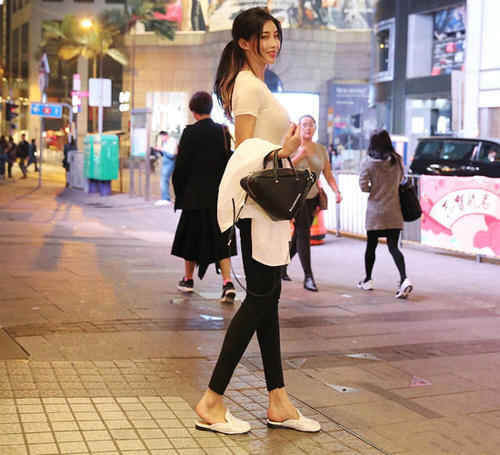 丰满又精致的打底裤小姐姐，秀丽迷人，S形曲线很吸引人！