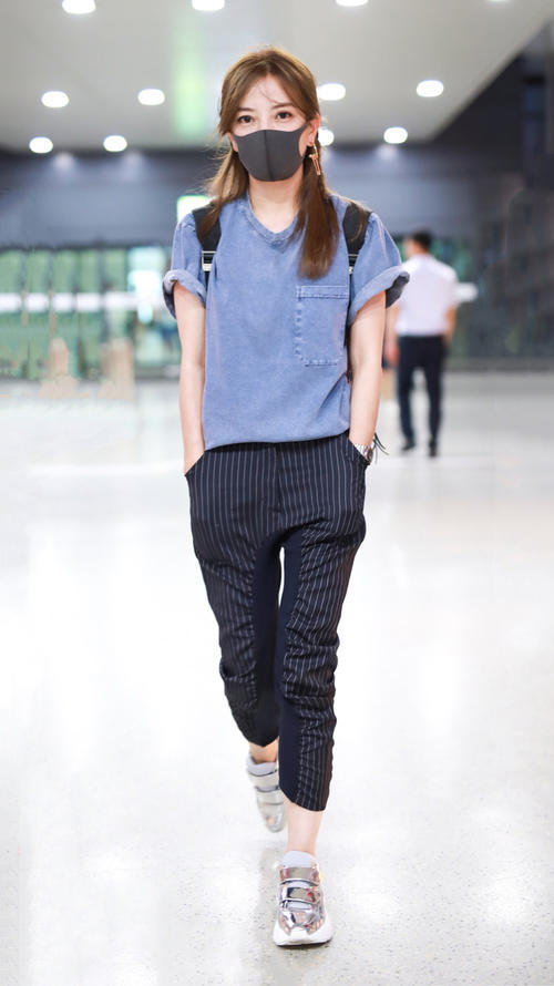 赵薇真厉害,这么小的裤子也能塞进去,网友:瘦下来美回18岁