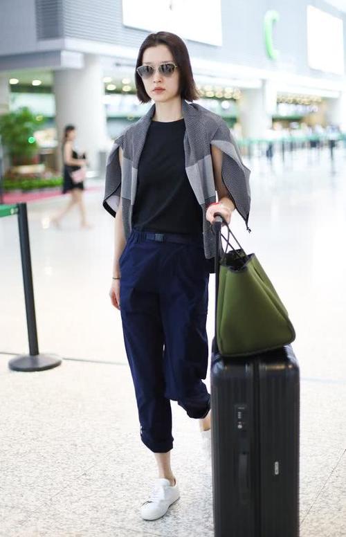 杜鹃不愧是超模，破布当披肩也能穿出高定风，还不学着点！