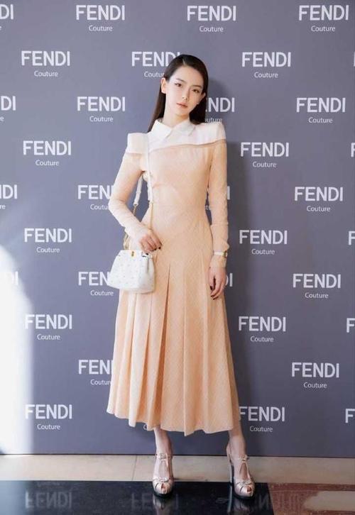 戚薇机场造型未走心，内衣肩带外露，网友：不影响戚哥霸气形象！