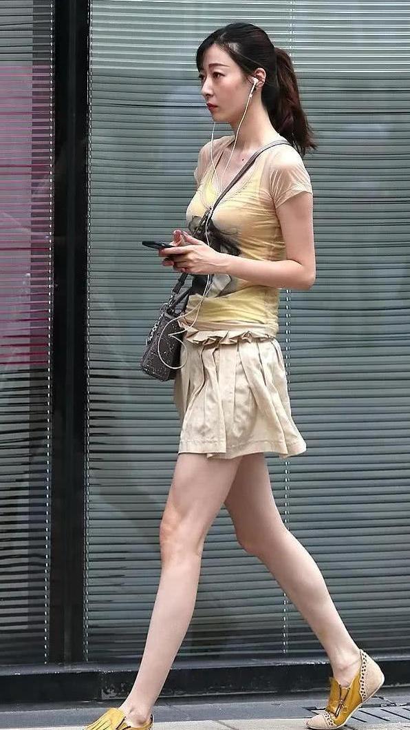 三里屯美女挑战展示大长腿极限 热裤要多短有多短