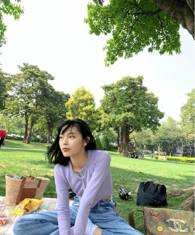  『复古』模特赵佳丽的草坪踏青照，香芋紫上衣+宽松牛仔裤，成清甜小腰精