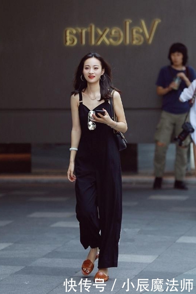  休闲裤■路人街拍，靓女白色上衣搭配黑色休闲裤，女人味尽情绽放