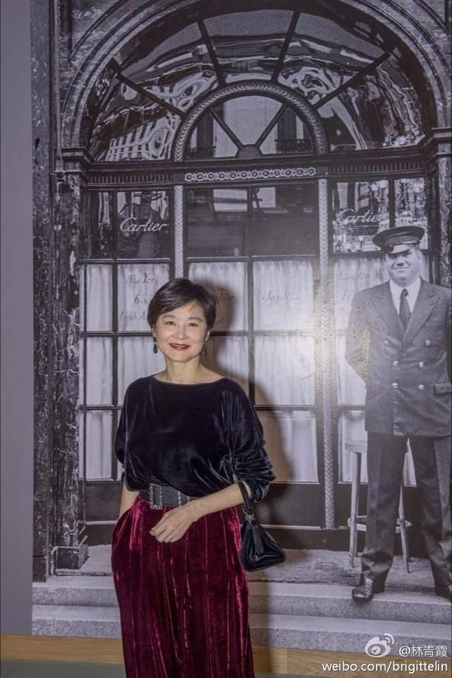 64岁林青霞厉害了！白色T恤搭配牛仔裤显小30岁，网友：不老女神