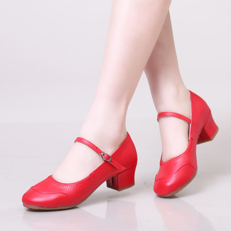 过时的妈妈鞋别穿了，如今妈妈们都穿“软秋鞋“，大方时髦忒轻便