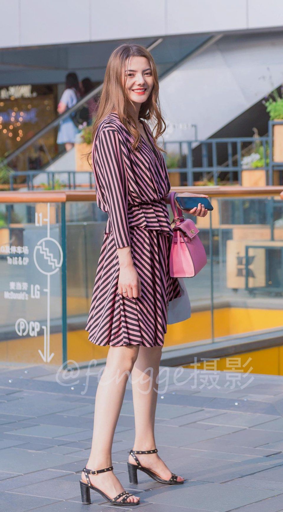 街拍:三里屯来了个美丽的少数民族姑娘