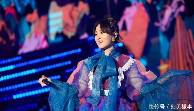  『红色』她以05《超女》亚军出道，一袭红色亮闪长裙，妆容太抢镜