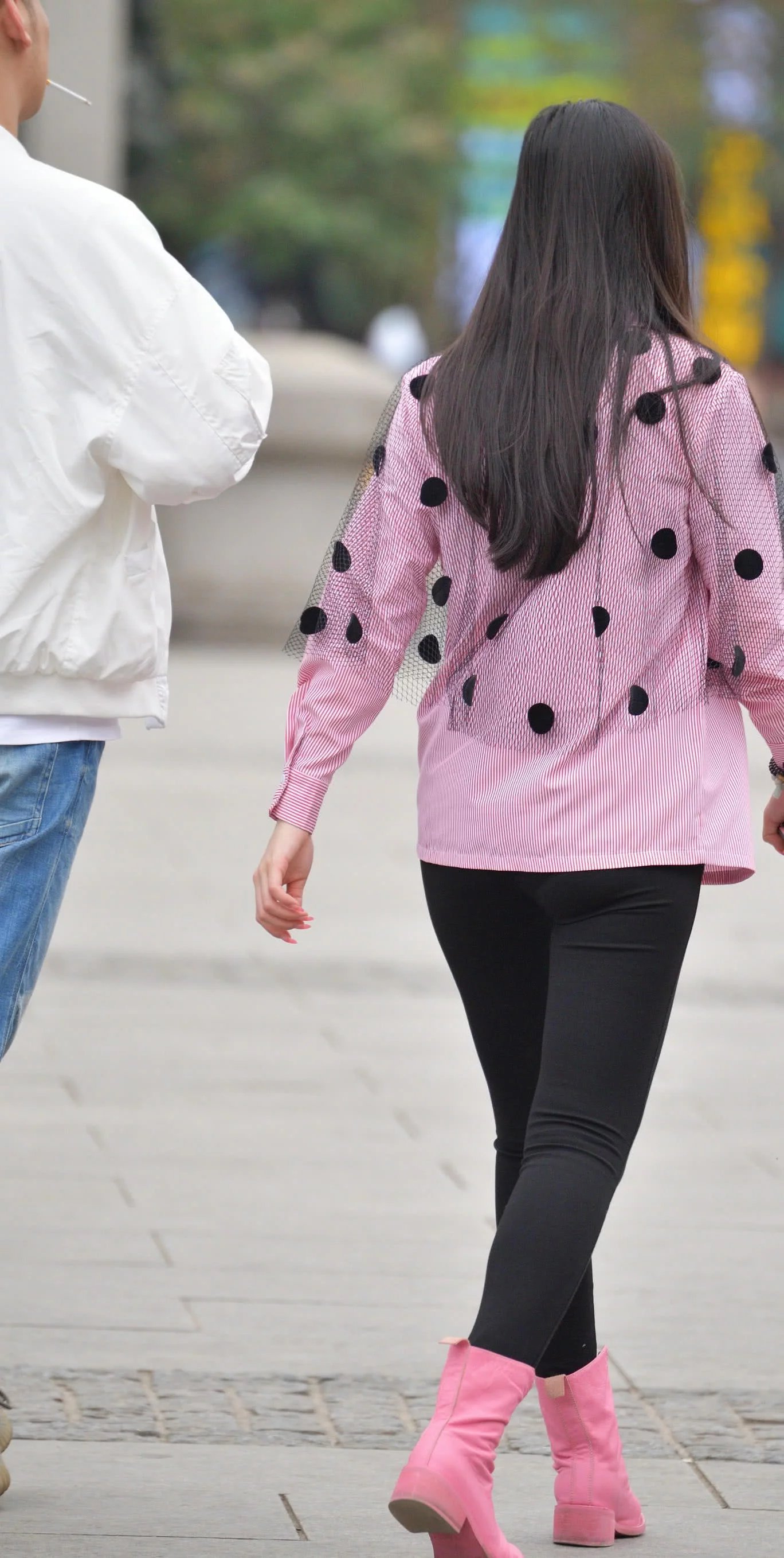 气质小姐姐黑色紧身裤勾勒柔美曲线，口罩都遮不住她的笑容