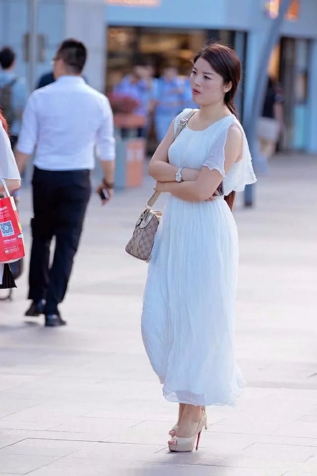 难道夏天只有紧身裤才能显露出好身材么，这样一件雪纺连衣裙大秀