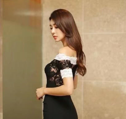 包臀裙的小姐姐性感优雅，勾画出的完美的曲线难道你不想来看看吗