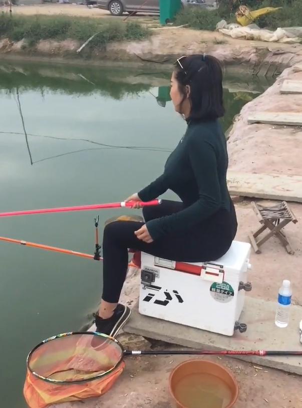 户外垂钓的小姐姐，完美的身材线条，不简单!