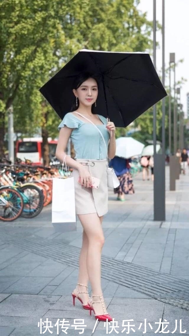  「小姐姐」街拍：小姐姐黑色针织衫搭配柔美的白裙，更显优雅