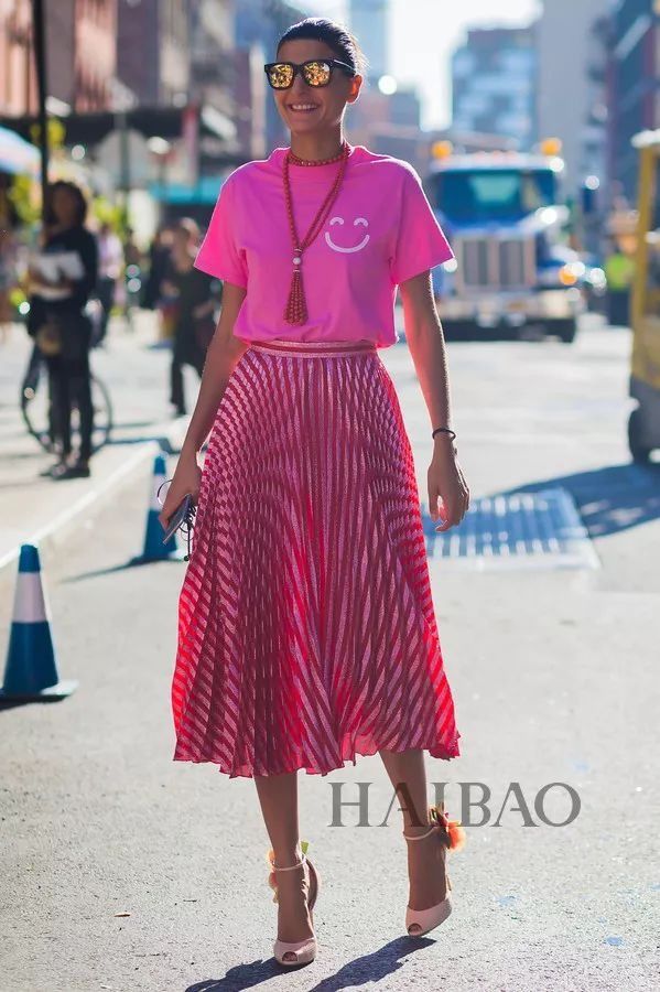 好看| 各种场合都能Hold住的“Tee+过膝裙”，包你时髦一整夏!