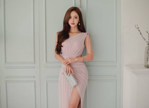 甜美温婉的紧身裙美女，衬托优美的线条，十分养眼！