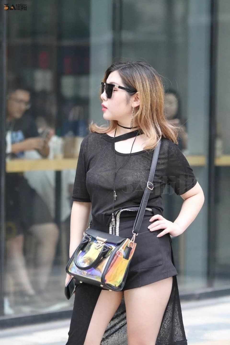 街拍:好自信的大姐