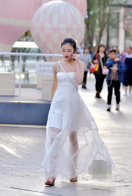 小姐姐一身轻纱伴娘装，尽显女神气质，不知道吸引了多少人的目光