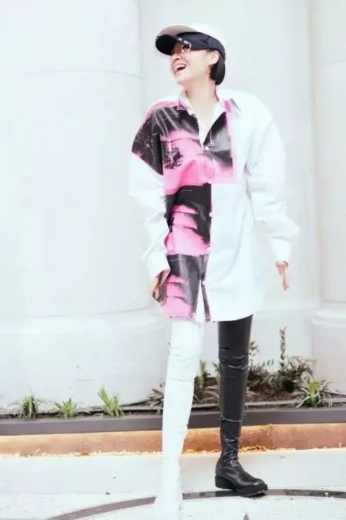 许晴你也太夸张了！裤子也能当鞋穿？网友：一般人驾驭不了！