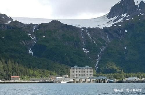 与众不同的小镇，全镇居民住同一栋大楼，足不出户可满足生活所需