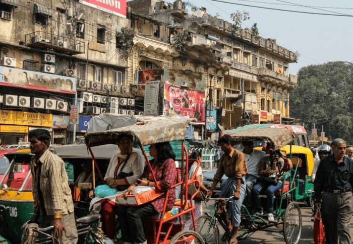印度新德里商业繁华,发现这里的人只热爱骑三