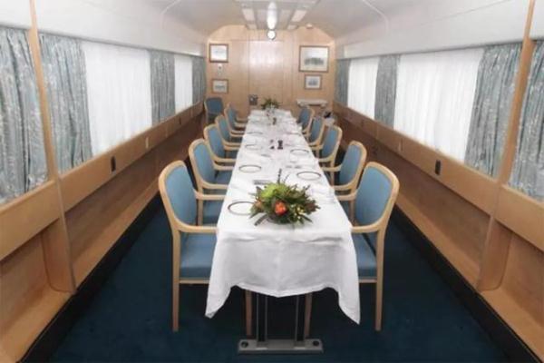 92岁英女王提倡节俭！独自出门赶火车，省下皇家列车5万英镑