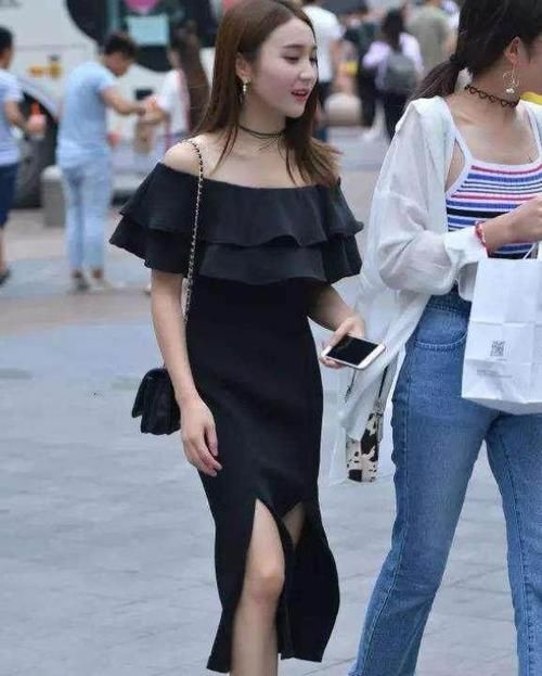  #气质#潮范儿女神来了，街拍：面带笑容的小姐姐，一件黑色上衣配蓝色牛仔裤，女神气质范
