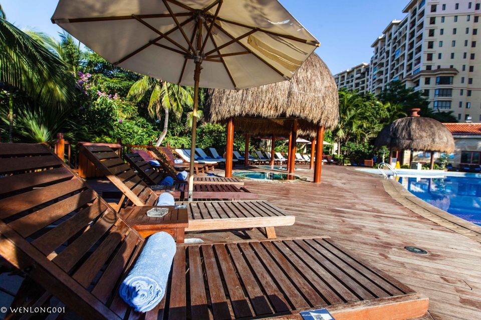 这可能是离三亚机场最近的酒店了，泳池连着大海