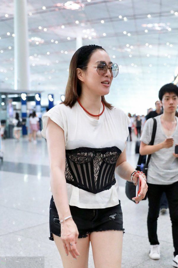 都是内衣外穿，钟丽缇像大妈，直到看见冉莹颖才知道啥叫性感！