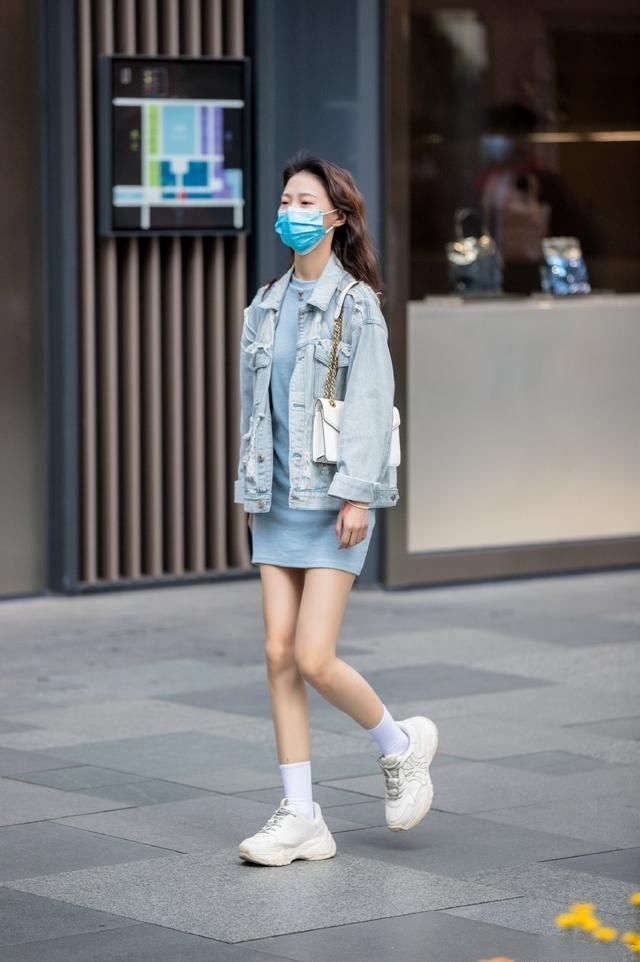  『高腰牛仔』听我的，先别放弃增高老爹鞋，看她们搭配的多时髦，你还要犹豫吗