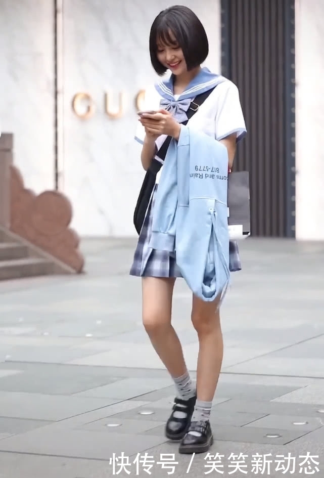 「校长」17岁女孩穿校服，因“西米露袜”意外变潮，校长看了想夸洋气！