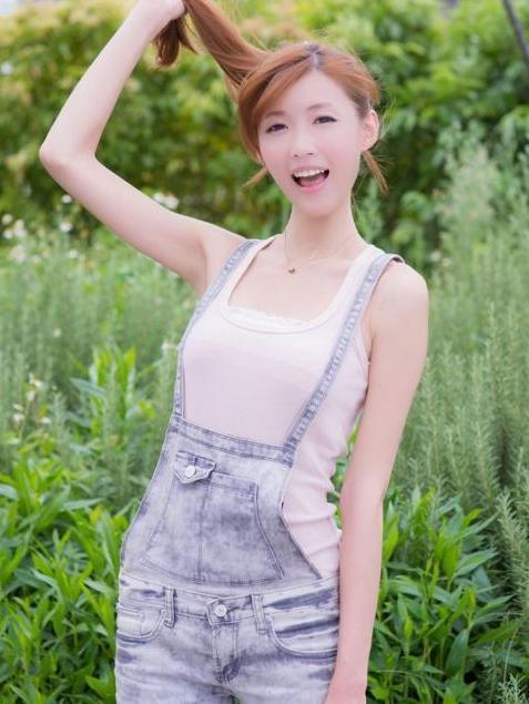 小姐姐身材精致有曲线,小蛮腰,肌肉很紧致,很有运动美感!