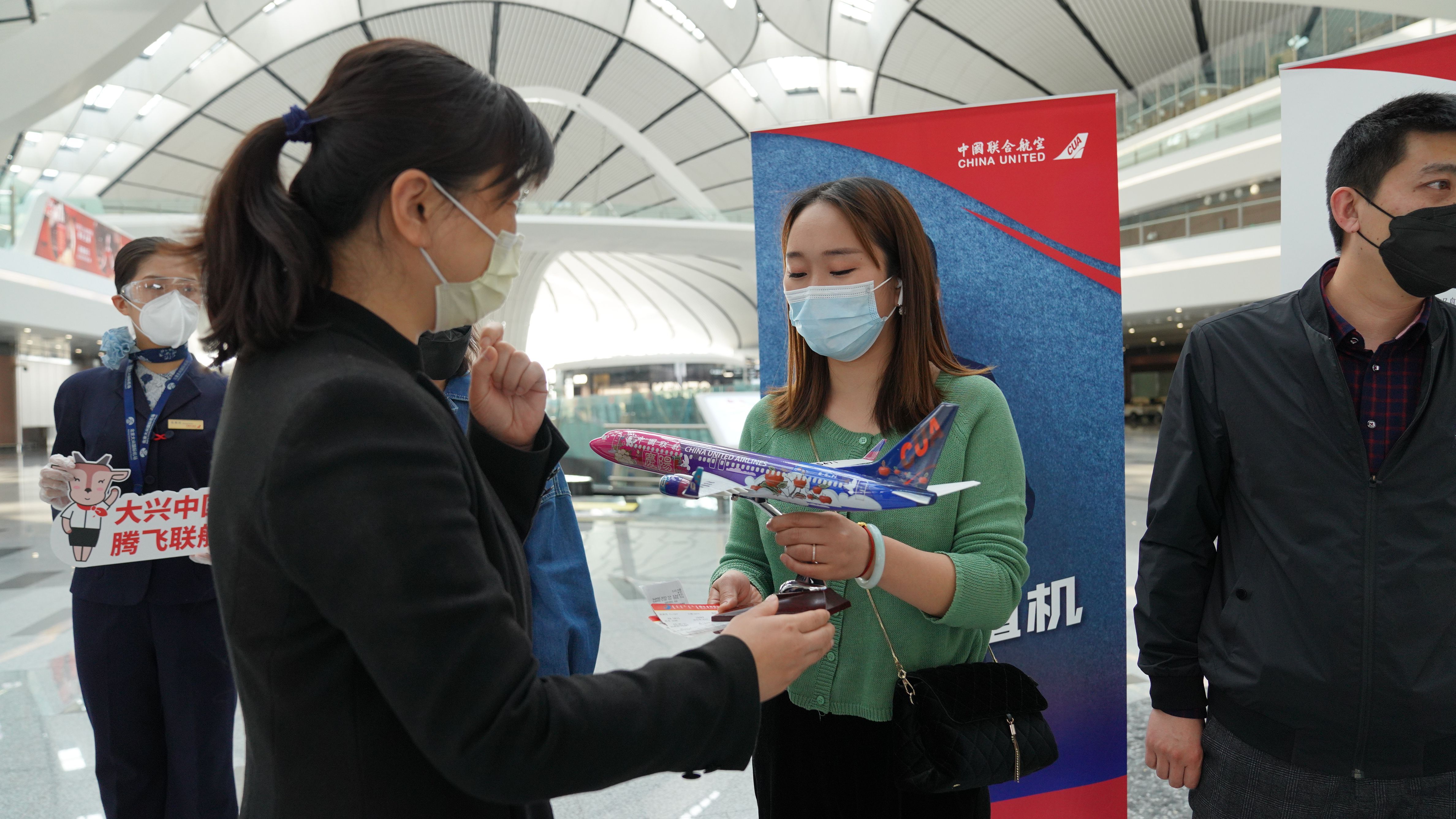  『出行』大兴机场迎中转联程航班首名旅客，行李直挂出行更方便