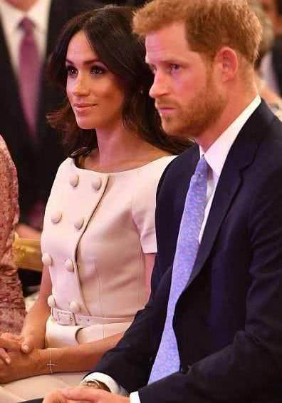 凯特王妃休假，梅根穿大牌裙惊艳四场，这次效仿戴安娜成功