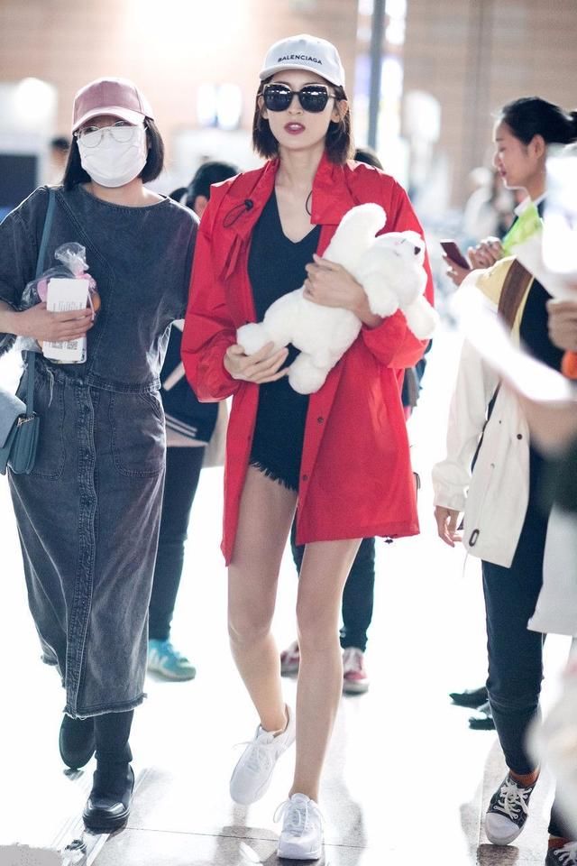 古力娜扎不走寻常路，偏要自己剪短裤穿，只是这长度她穿都显腿短