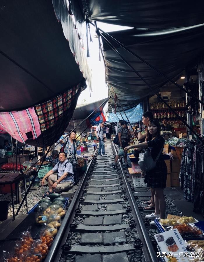 直击全球最牛菜市场，火车贴着瓜果跑，游客称之曼谷网红景点!