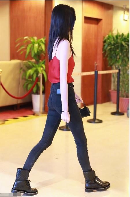 奚梦瑶“万年靴”又来了！气场强大不输以往，网友疑似衣服是肚兜