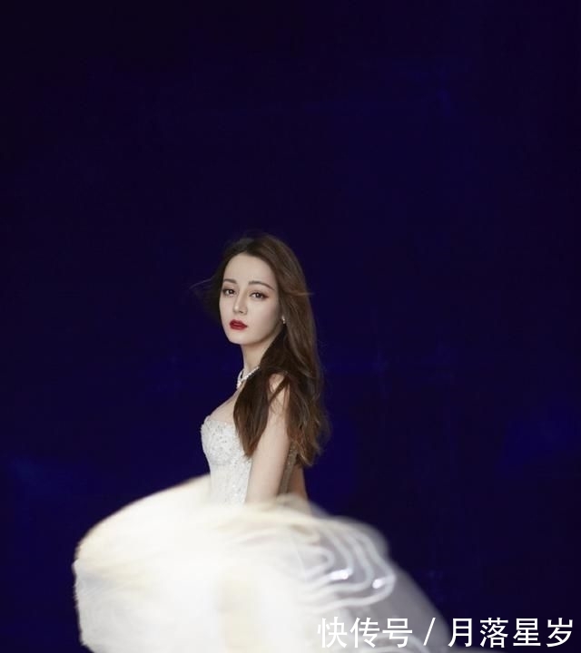 【 亮片】一袭亮片轻纱裙大秀雪白美肌，说仙女都不过分，迪丽热巴惊艳众人