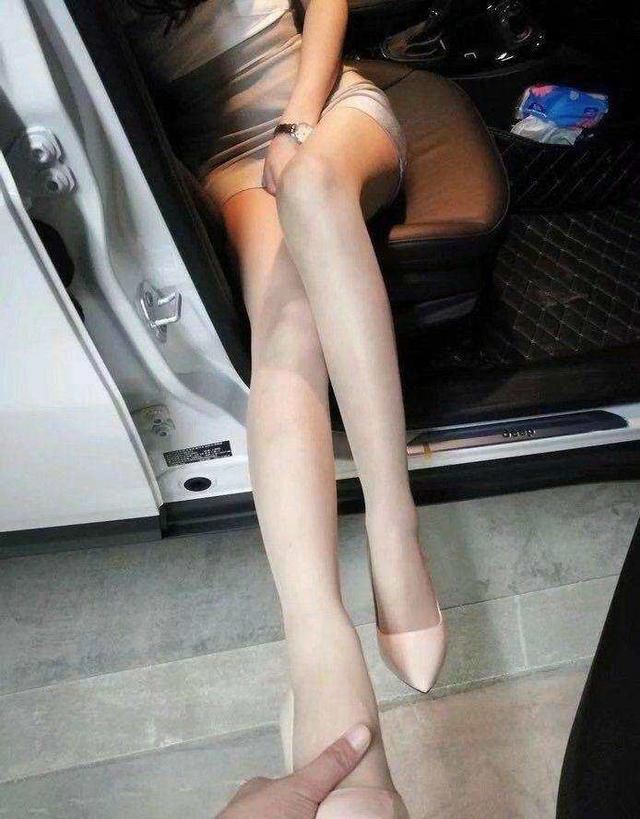 尖头细跟高跟鞋，穿在美丽的脚丫上，展现成熟女人风格!