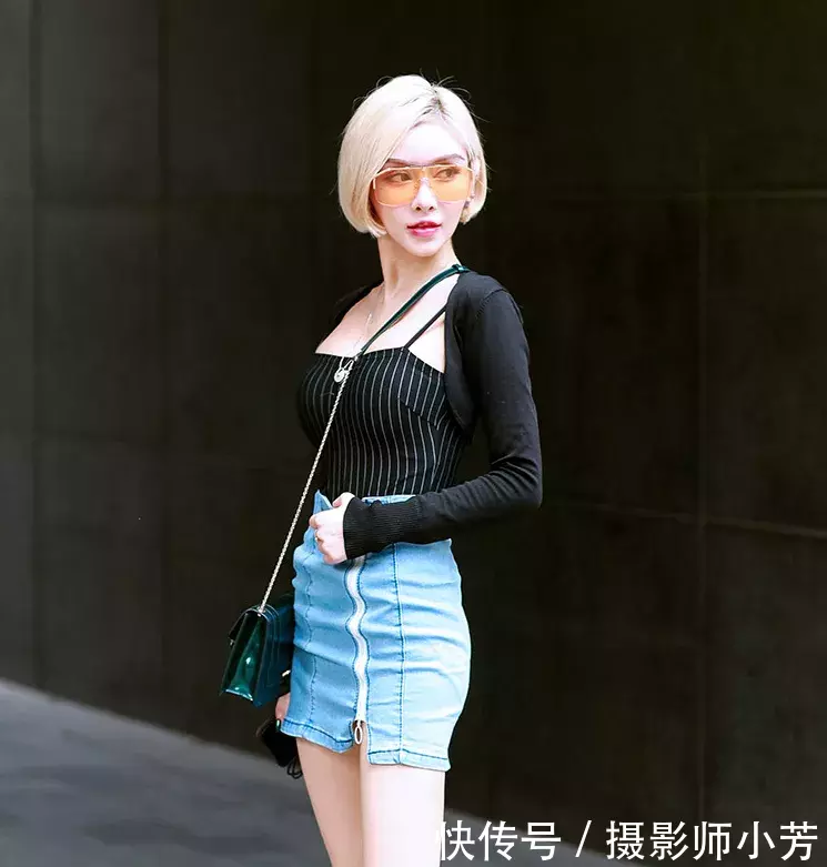 街拍美女：小姐姐时尚打扮凸显完美身材曲线，尽显妩媚女人味！