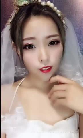 新娘坚持要自己化妆，画完如整容，网友：炸翻天的化妆术！