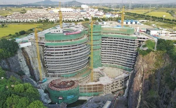 日本挖下88米巨坑，中国砸20亿填8年遭嘲讽！今成世界奇迹！