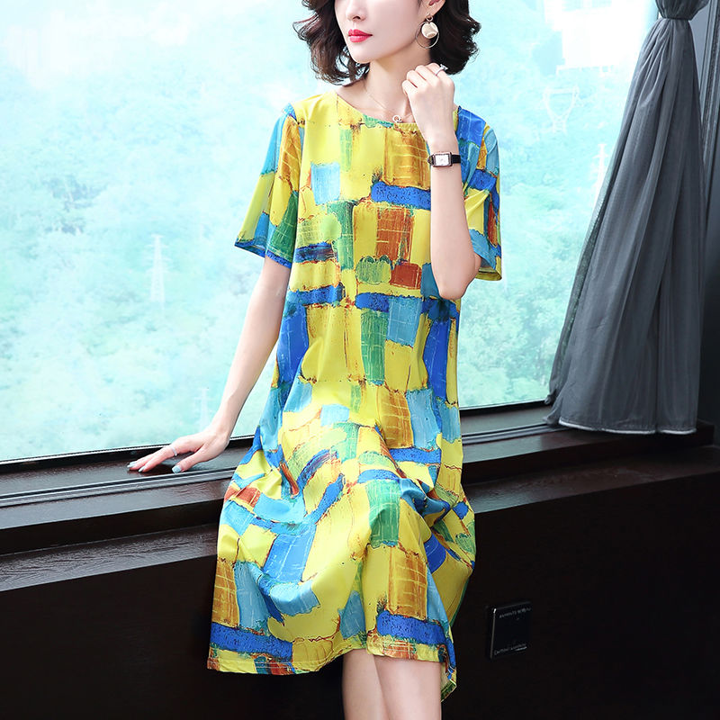 四五十妈妈别老穿套装，三伏天穿时髦真丝连衣裙，美的不像中年人
