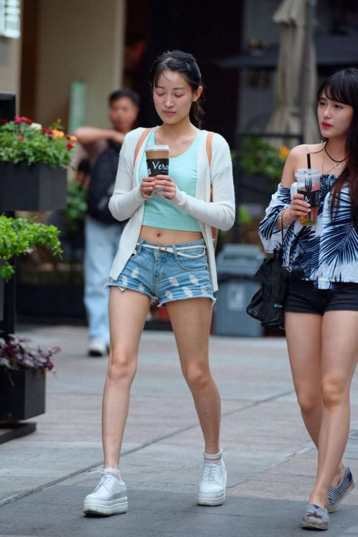 街拍: 这正好与短裤, 短裤性感的身材