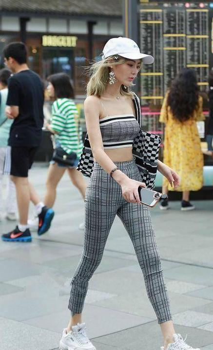 街拍：图1董洁素颜出镜，裙子亮了！图2卡戴珊这胯也太宽了吧？