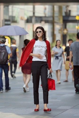 路人街拍,两位小姐姐身穿同款吊带衫,性感又妩媚