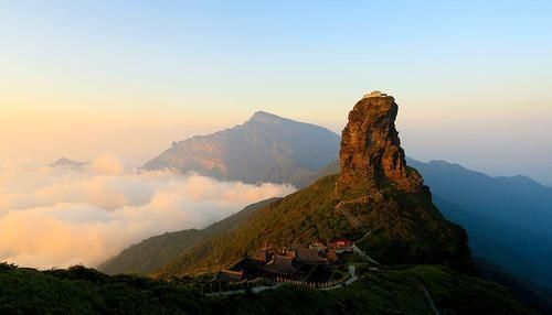 悬崖上的寺庙，矗立在贵州大山深处险峰之上！你敢爬上去吗？