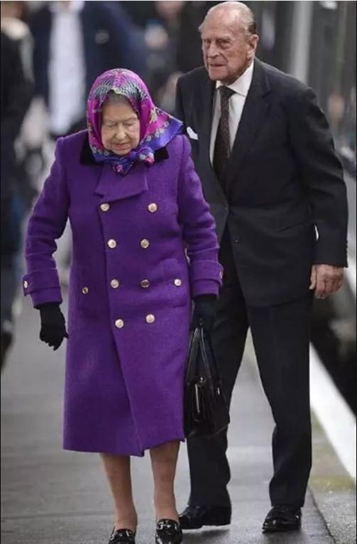 女王太自律，92岁仍穿高跟鞋天冷不穿秋裤，活的精致