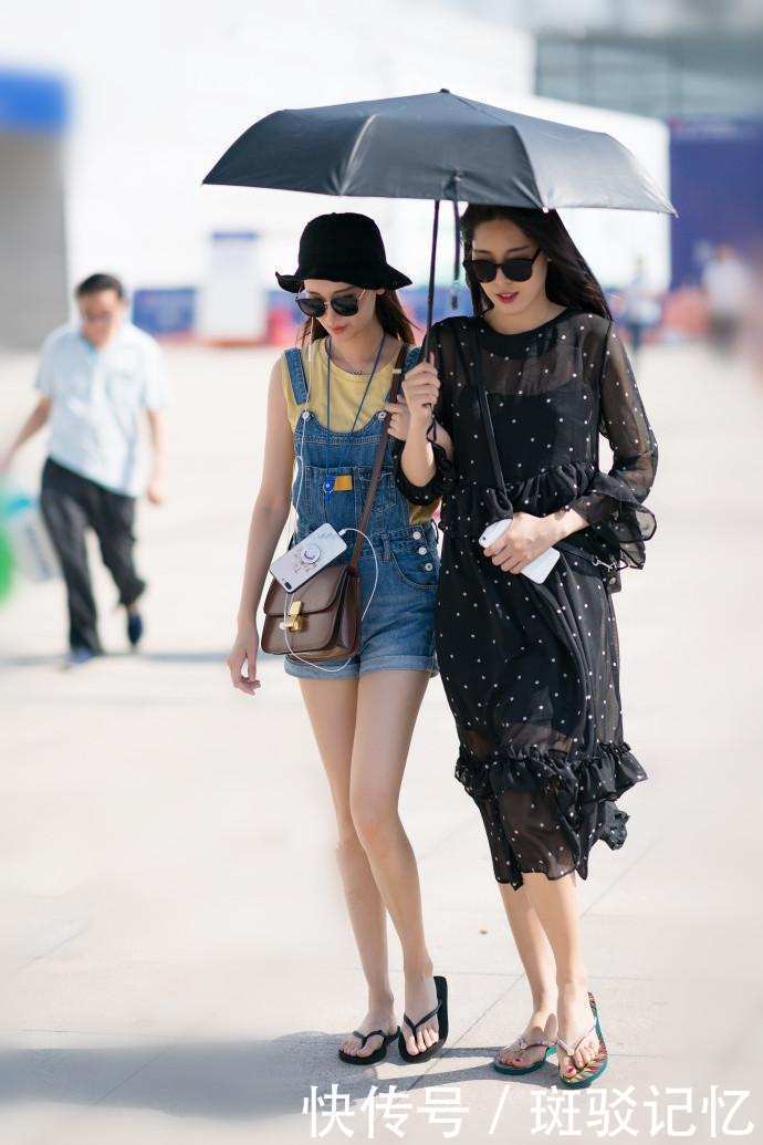 街拍:被穿黑色小短裙配高跟鞋的小姐姐撩到了,真的有气质又漂亮